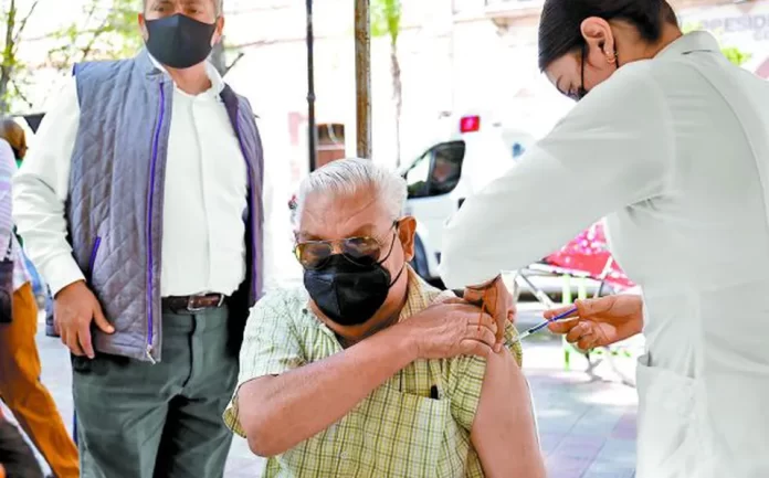 hombre-edad-recibe-dosis-estacional