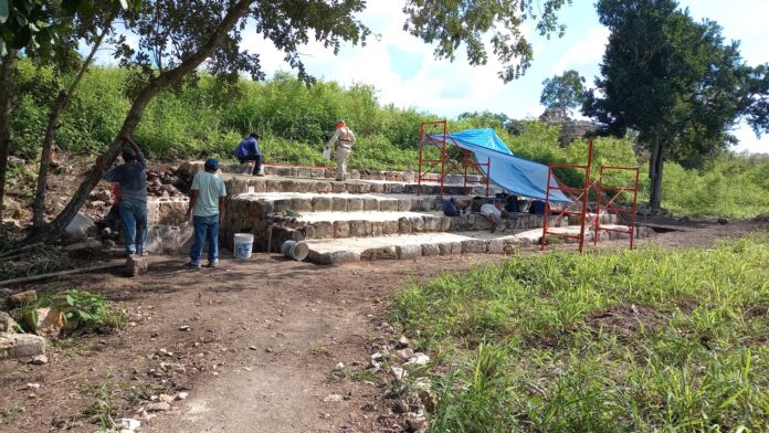 El monumento fue descubierto en el marco del Programa de Mejoramiento de Zonas Arqueológicas (Promeza). Foto cortesía Luis Pantoja, investigador del Centro INAH-Yucatán (3)