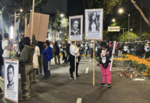 Tensión en el Mundial: policías impiden que madres buscadoras lleguen al Estadio Azteca