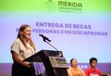 Entregan becas a personas con discapacidad
